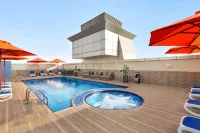 Ramada by Wyndham Dubai Deira - piscina