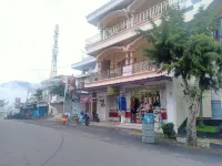 Villa Al Barokah Syariah Family Mitra RedDoorz Near Sarangan Lake Hôtels à : Magetan
