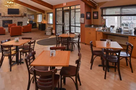 AmericInn by Wyndham St. Cloud MN I-94 Отели рядом с достопримечательностью «Государственный университет Сент-Клауд»