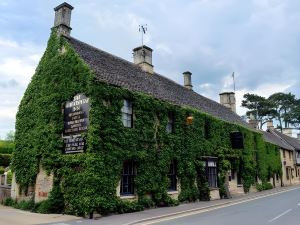 Mr & MRS Smith the Wheatsheaf Inn