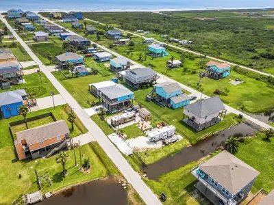 The Sea Turtle, Family and Dog Friendly, Cargo Lift, Crystal Beach TX Ocean View Hotels near Port Bolivar