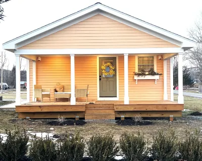 Charming Village Cottage Hotels near Lakefront Park