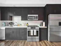 Beautiful 1-bedroom apartment in charming MdR with pool and free parking Hotels in Marina del Rey