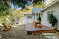 Beautifully Remodeled Crestline Cabin near Creek and Lake Hotels near Nocturnal Wonderland