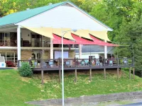 Tiny Home at Kentucky Lake's Lynnhurst Family Resort Hoteles en Condado de Calloway