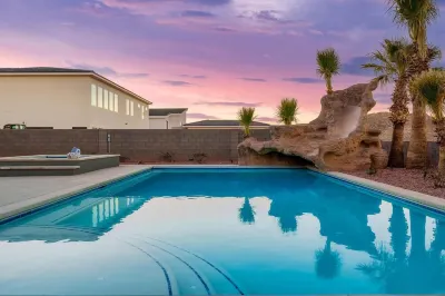 Mansion fits 34 - Movie-Theater + Luxury Backyard