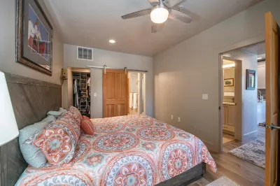 Newly Renovated 2Bd/2BA w/Patio - Near Skiing & Shopping - Sleeps 6 Hotels in 