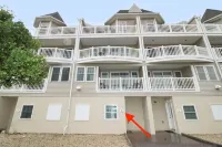 New Listing! Beautiful 2000 Square Foot Multi-Level Townhome. 1 BLOCK FROM BEACH - 4 stjerner