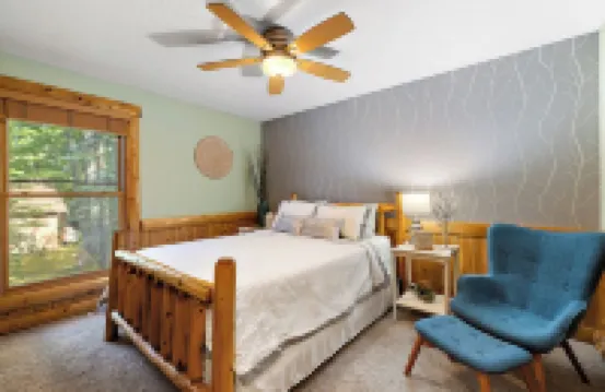 The Treehouse @ Higgins Lake-HOT TUB- Fireplace-PetFriendly-3 min to the lake