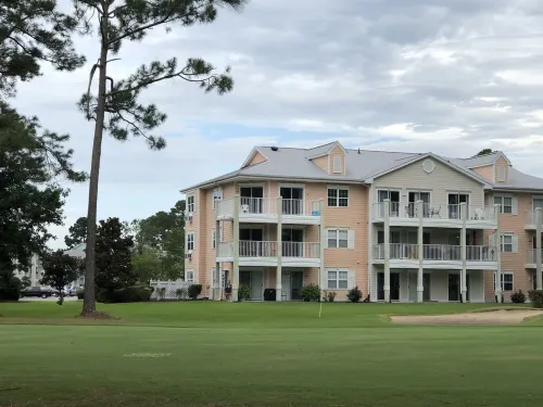 Nice apartment with golf course view in prestigious Brunswick Golf. Fits 4.