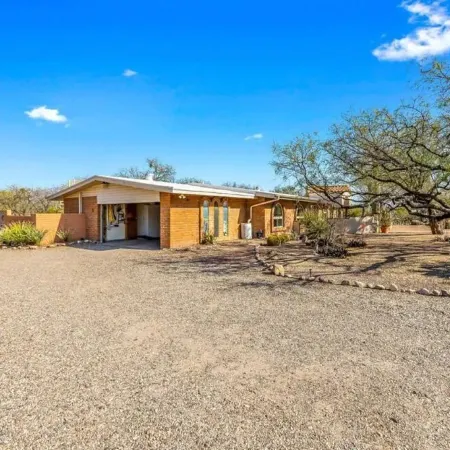 Desert Escape with Pool, Hot Tub & Mountain Views