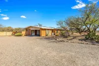 Desert Escape with Pool, Hot Tub & Mountain Views