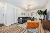 Wellspring Townhome - King Bed Suite minutes from Texas A&M Hotels in Bryan