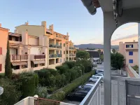 Superb renovated T2 air conditioning close to shops and beaches