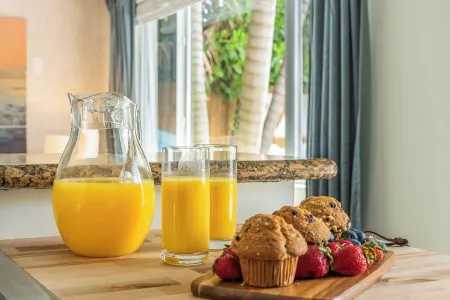 Lux WPB Oasis, Pool/Spa, Game Room,  Sleeps 12! Отели рядом с достопримечательностью «Университет Палм Бич Атлантик»