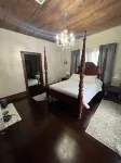 Craftsman Home on 3 acres with live oaks lots of space for gatherings Academy Sports + Outdoors 주변 호텔