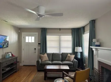 Charming 2-bedroom house in New Smyrna Beach only steps to the beach and Flagler Отели рядом с достопримечательностью «Marine Discovery Center»