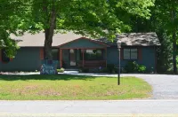 Charming House in Downtown Landrum 랜드럼 호텔