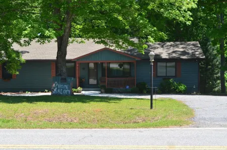 Charming House in Downtown Landrum Отели в г. Ландрам