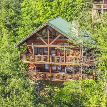Cozy Smoky Mountain Cabin • Hot Tub, Firepit • 5 Mins to Parkway