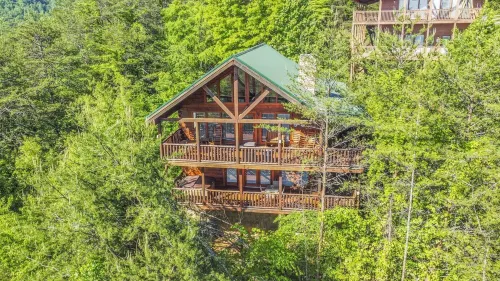 Cozy Smoky Mountain Cabin • Hot Tub, Firepit • 5 Mins to Parkway - Romanttinen