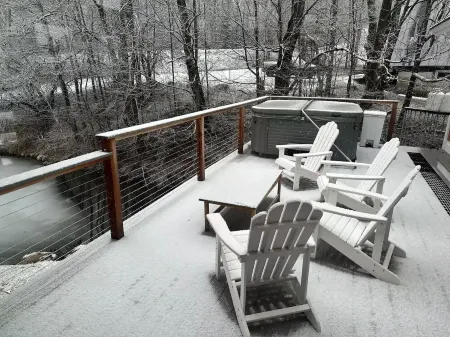 Huge home, hot tub, sauna, pool table, great room