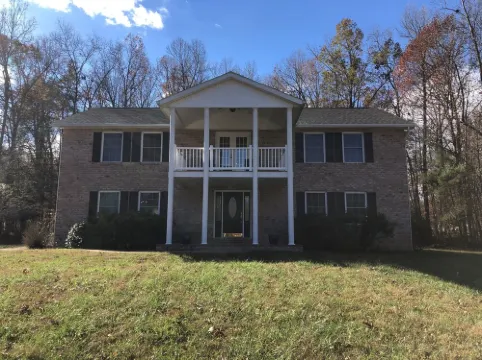 Beautiful Large Home Minutes from Lake Anna with Games & Hot Tub!!