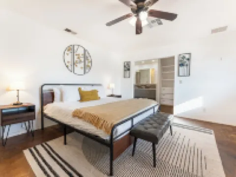 Desert Ruby: Stargaze, Spacious, Hot Tub, Fire pit, Fenced, Pet Friendly Hotels in Yucca Valley