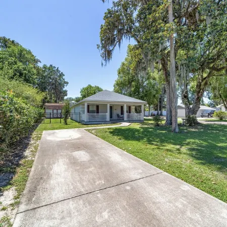 Newly renovated cottage walking distance to downtown Ocala square. Quiet street.