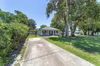 Newly renovated cottage walking distance to downtown Ocala square. Quiet street.