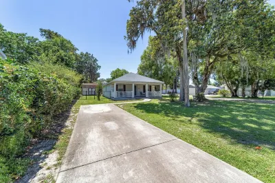 Newly renovated cottage walking distance to downtown Ocala square. Quiet street.