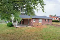 Charming 4bed/3bath with Pool Table -2King/3Queen Beds Hotels near Hanes Mall