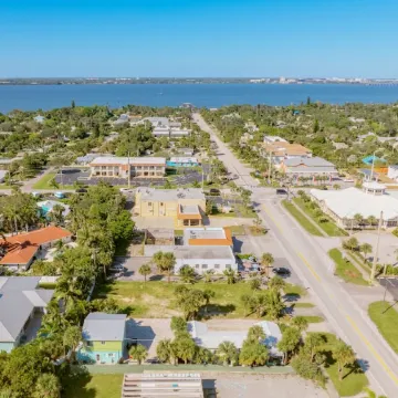 Beautiful downtown Melbourne Beach renovated apartment one block from the beach!