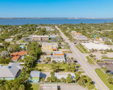 Beautiful downtown Melbourne Beach renovated apartment one block from the beach! 墨爾本海灘酒店