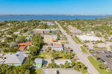 Beautiful downtown Melbourne Beach renovated apartment one block from the beach!