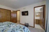 3 bedroom 2 bathroom whole house- up to 8 people Hotels in Westland