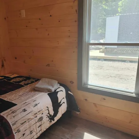 New 1 Bedroom Container Cabin with Direct Trail Access (Cabin 3) Отели в г. Эррол