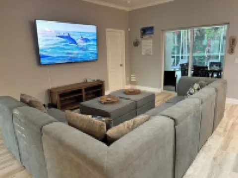 Private Heated Pool & Beach House: 3 King Beds , TVs throughout, 1000mbps WiFi
