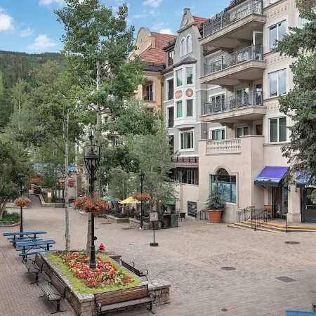 200 ft. to Gondola!! Balcony, Parking, Fireplace, Views!! Heart of Lionshead!!