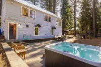 Perfect location! Cabin w/ hot tub- walk to beach, golf & trails
