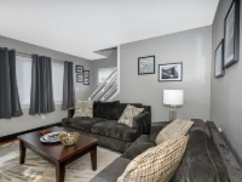 Scenic Hiking in Cuyahoga Valley National Park! 3Br House, Central Air & Laundry فنادق في أكرون