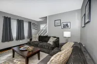Scenic Hiking in Cuyahoga Valley National Park! 3Br House, Central Air & Laundry Hotels in Akron