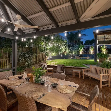 "Summer Salt Sunshine + Pets & HEATED POOL 150m to the beach!