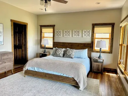 Lake cabin w/Mountain view, game room, & lake access, Sleeps 8, 3 King Bedrooms