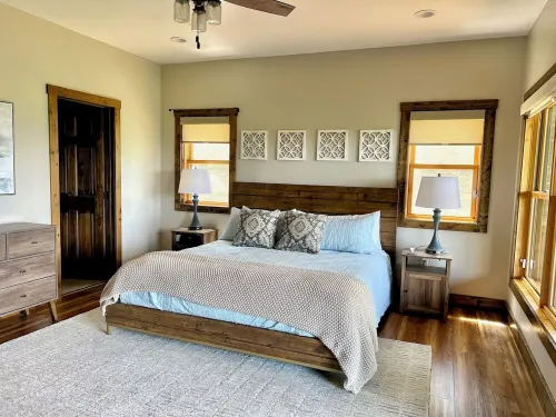 Lake cabin w/Mountain view, game room, & lake access, Sleeps 8, 3 King Bedrooms