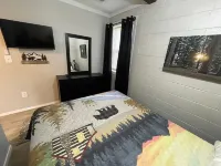 Fisherman's Flat    Cozy 3-bedroom cabin short walk to water at Cypress Cove