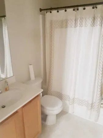 Sunny home overlooking pond. Monthly stays welcome!