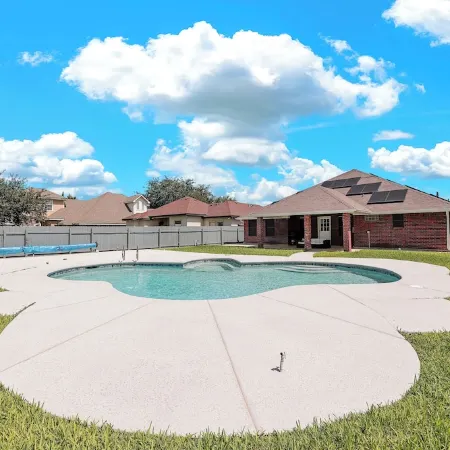Spacious & Central Pool Home By McAuliffe Park