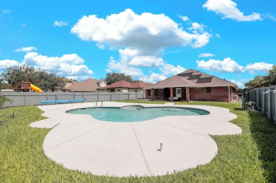 Spacious & Central Pool Home By McAuliffe Park