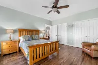 Sleeps 7, Firepit, 2 Kayaks, Big Water + More!